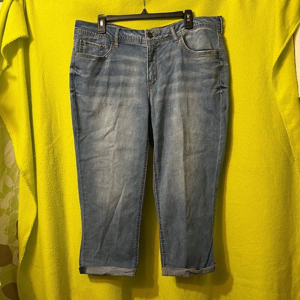 Faded Glory Medium Wash Capri Blue Denim Jeans Women Sz 18